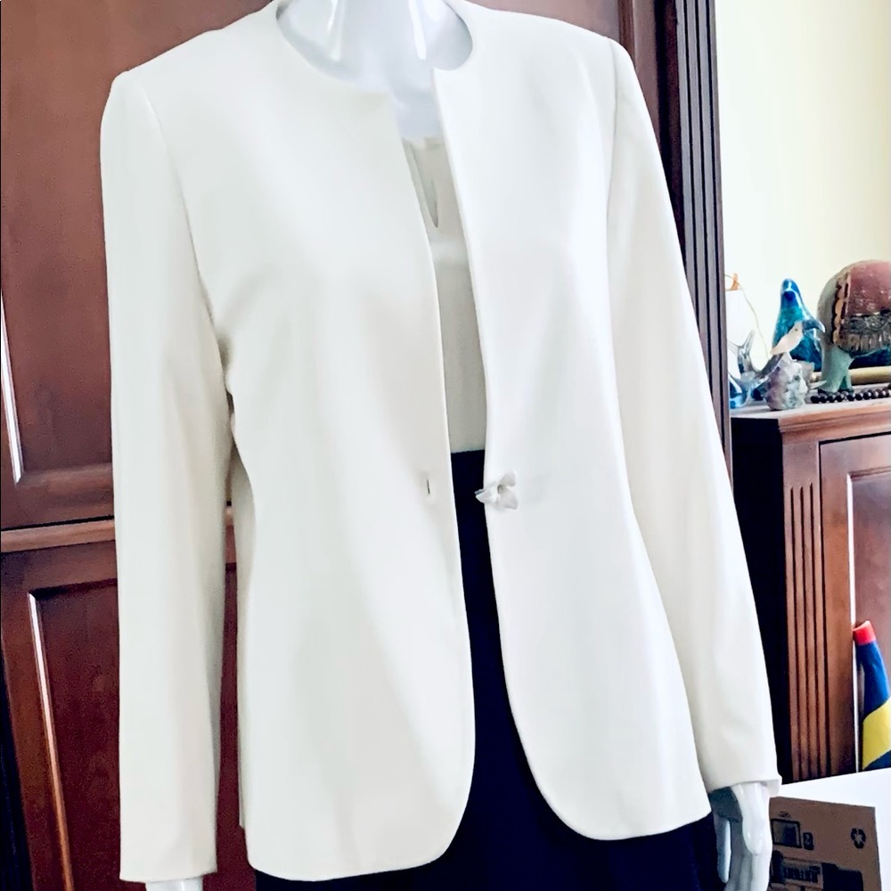 Chique white collarless long blazer jacket with single button in flower shape 10
